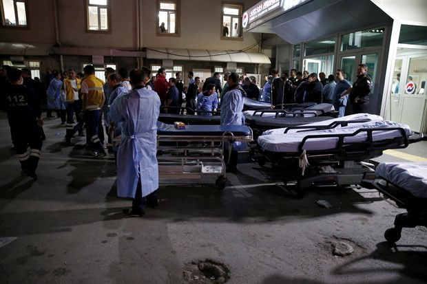 Yaralı yakınları hastanelere akın etti - Resim: 1