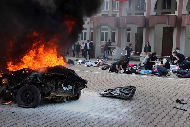 Liselilerin  tatbikatı gerçeğini aratmadı - Resim: 1