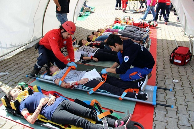 Liselilerin  tatbikatı gerçeğini aratmadı - Resim: 2