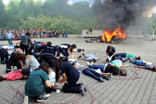 Liselilerin  tatbikatı gerçeğini aratmadı - Resim: 3