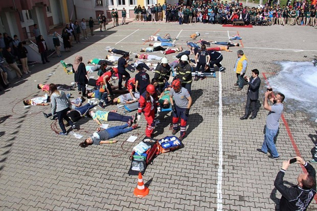 Liselilerin  tatbikatı gerçeğini aratmadı - Resim: 4