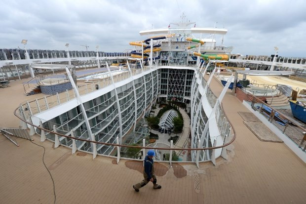 Dünyanın en büyük gemisi suya iniyor! - Resim: 2