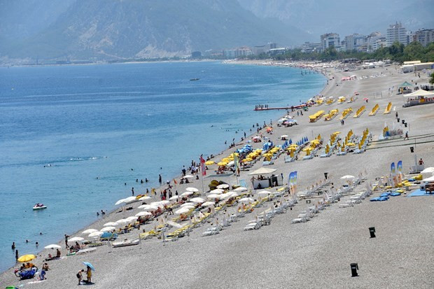 Konyaaltı sahili bir kaç yerli turiste kaldı - Resim: 4