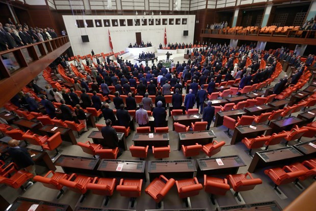 Meclis'te demokrasi nöbeti Hulusi Akar da geldi - Resim: 1