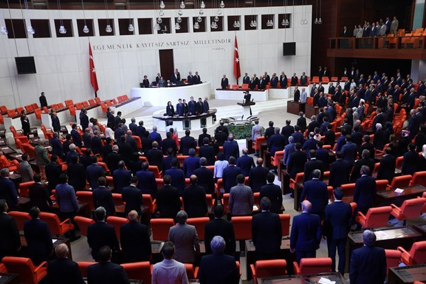 Meclis'te demokrasi nöbeti Hulusi Akar da geldi - Resim: 2