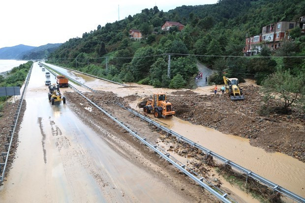 Rize'de sel: Bir çocuk kayboldu - Resim: 2