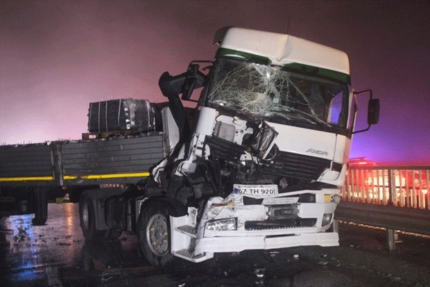Sakarya'da zincirleme kaza faciadan dönüldü - Resim: 2