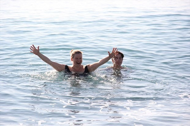 Kar kış dinlemeden denize girdiler - Resim: 1