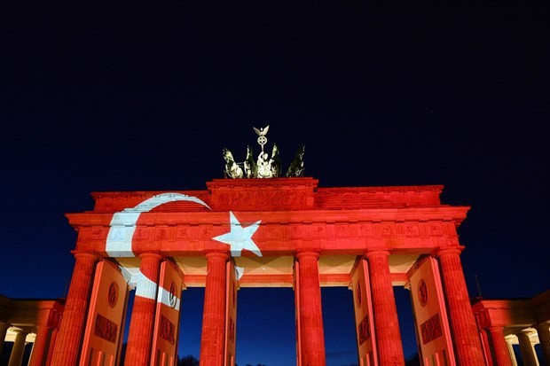 Brandenburg Kapısı kırmızı beyaz oldu - Resim: 4