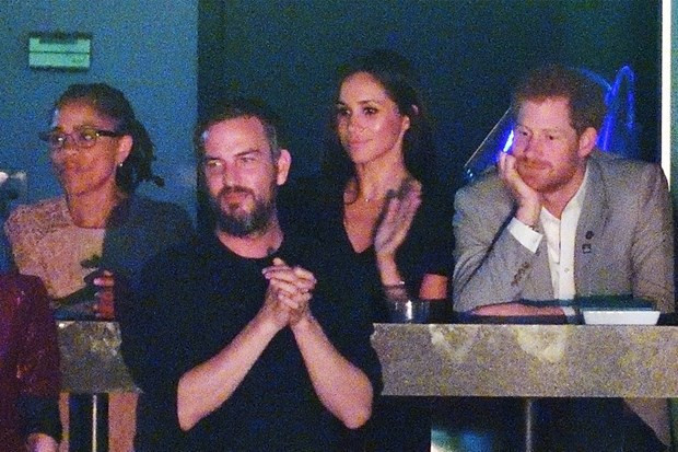 Prens Harry'den herkesin içinde öpücük - Resim: 2