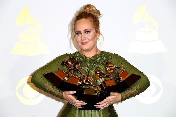 59. Grammy ödüllerine damga vurdular! Sahneye boxerla çıktı - Resim: 2