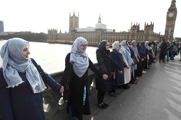 Londra saldırısını başörtülü protesto ettiler! - Resim: 4