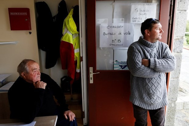 Fransa'da seçim günü ilk oylar sandıkta - Resim: 2