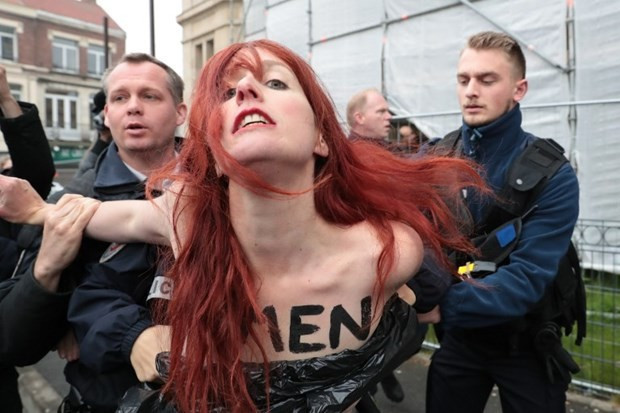 FEMEN'den yeni protesto kiliseye olay Le Pen yazısı! - Resim: 1