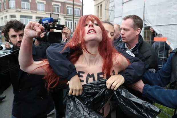FEMEN'den yeni protesto kiliseye olay Le Pen yazısı! - Resim: 3