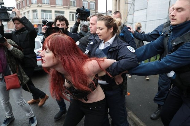 FEMEN'den yeni protesto kiliseye olay Le Pen yazısı! - Resim: 4