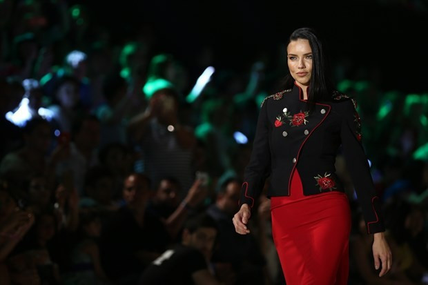 Adriana Lima Türkiye'de defilede öyle bir şey yaptı ki... - Resim: 3