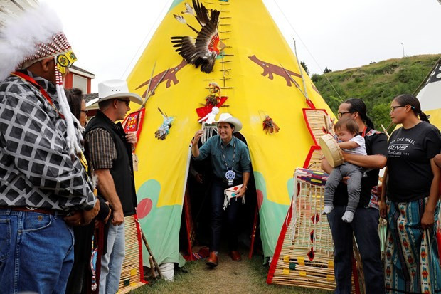 Dünyanın konuştuğu ilginç başbakan! Bu seferde kovboy oldu - Resim: 3