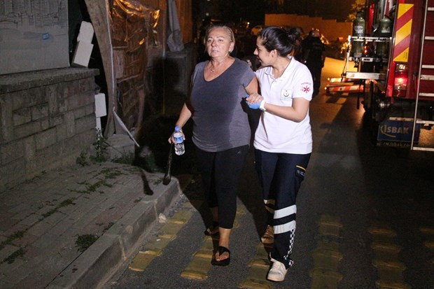 İstanbul'da feci yangın 92 yaşındaki kadın böyle kurtarıldı - Resim: 3