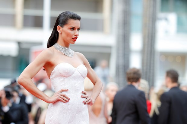 Adriana Lima'nın elinde Türk yazarın kitabı! - Resim: 3