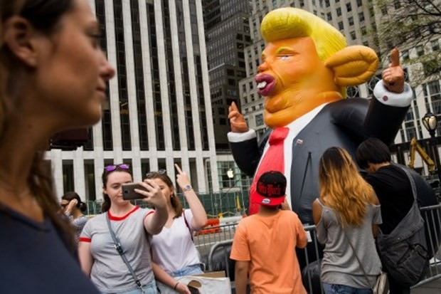 Trump'a şişme fareli protesto - Resim: 2