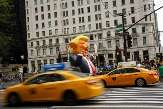 Trump'a şişme fareli protesto - Resim: 3