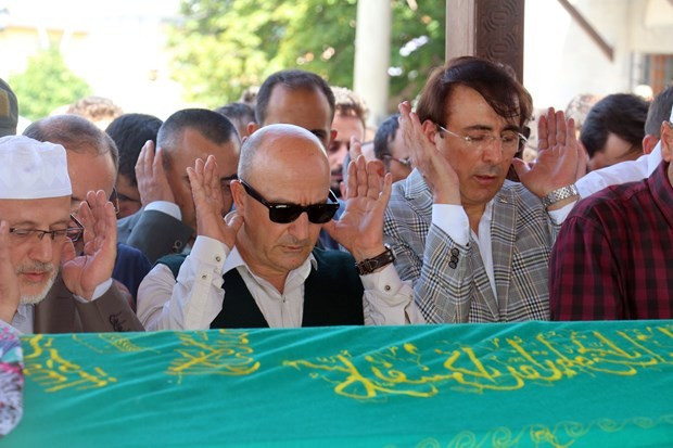 Korgeneral Zekai Aksakallı, annesini son yolculuğuna uğurladı - Resim: 1