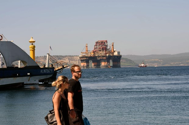 Dev platform Çanakkale Boğazı'ndan geçti - Resim: 2