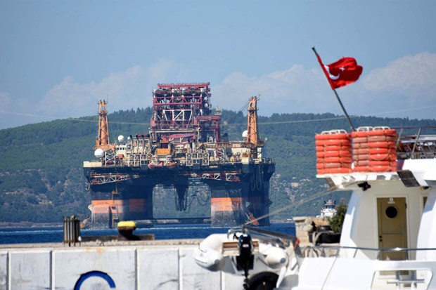 Dev platform Çanakkale Boğazı'ndan geçti - Resim: 3