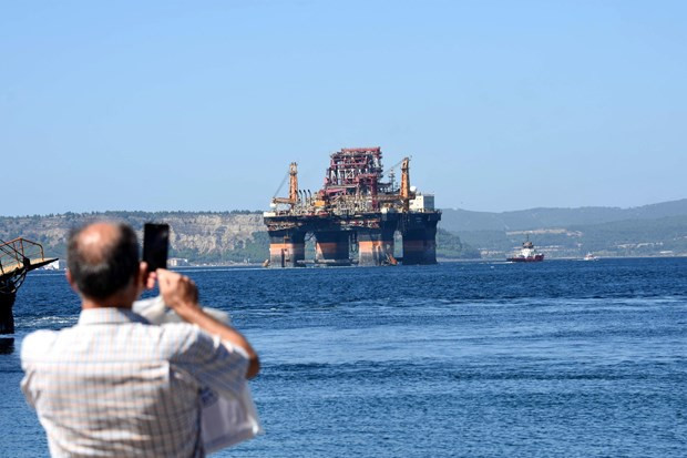 Dev platform Çanakkale Boğazı'ndan geçti - Resim: 4