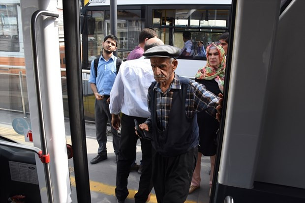 Görenler hayretle izledi! Erkekler bu otobüse alınmadı - Resim: 3