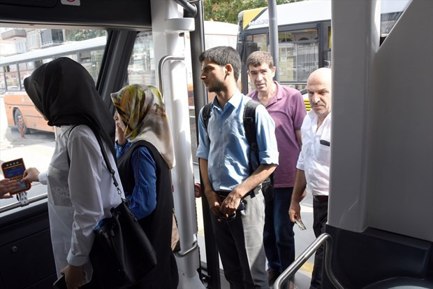 Görenler hayretle izledi! Erkekler bu otobüse alınmadı - Resim: 4
