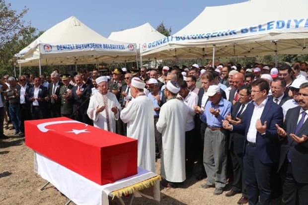 Şehit ağabeyini üniforması ve kepiyle uğurladı - Resim: 2