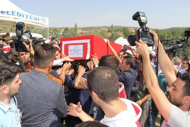 Şehit ağabeyini üniforması ve kepiyle uğurladı - Resim: 3