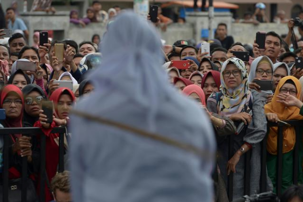Vahşet! Zina yaptılar sokak ortasında kırbaç yediler - Resim: 2