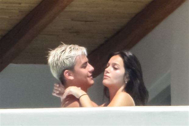 Mikonos'ta aşk! Dybala, sevgilisini öpücüklere boğdu - Resim: 1