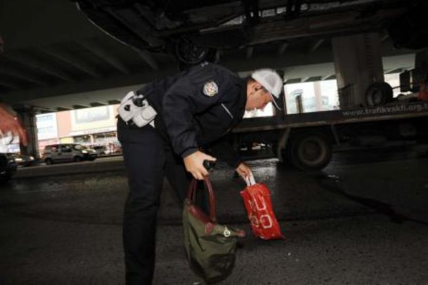 Kadın sürücü yayaları sürükledi - Resim: 3