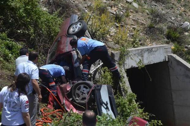 Otomobil uçuruma yuvarlandı! Kanlar içinde izledi - Resim: 4