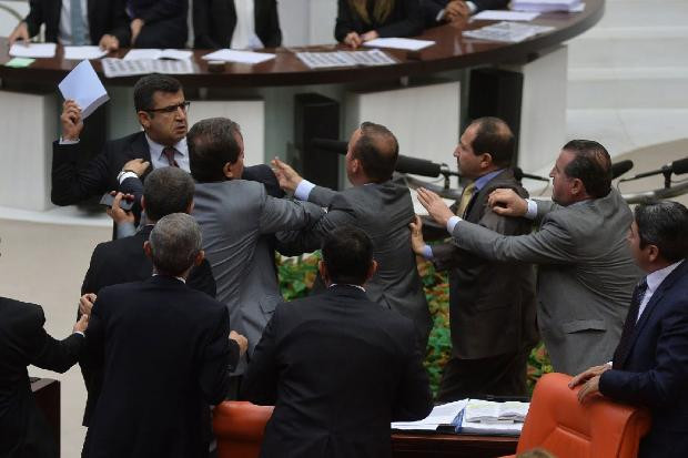 Meclis'te torba yasa kitaplı kavga - Resim: 2