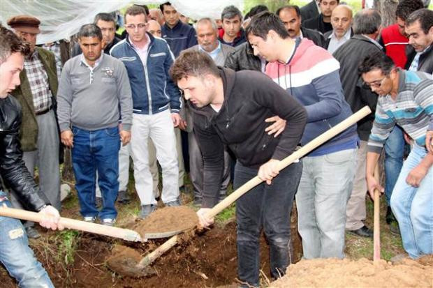 Beton mikserin ezdiği anne ve bebeğinin cenazesi - Resim: 2