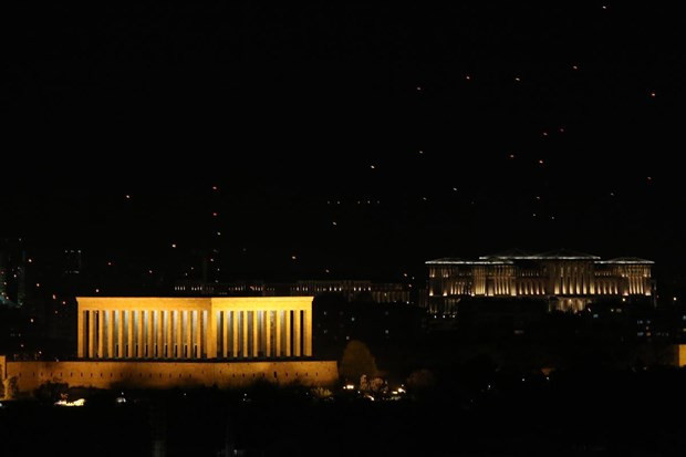 Anıtkabir'de 1915 fener uçuruldu - Resim: 2