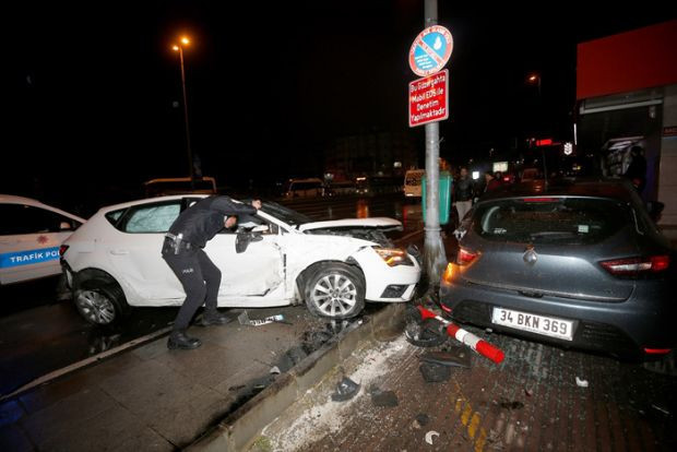 Beşiktaş'ta trafik kazası: 4 yaralı - Resim: 2