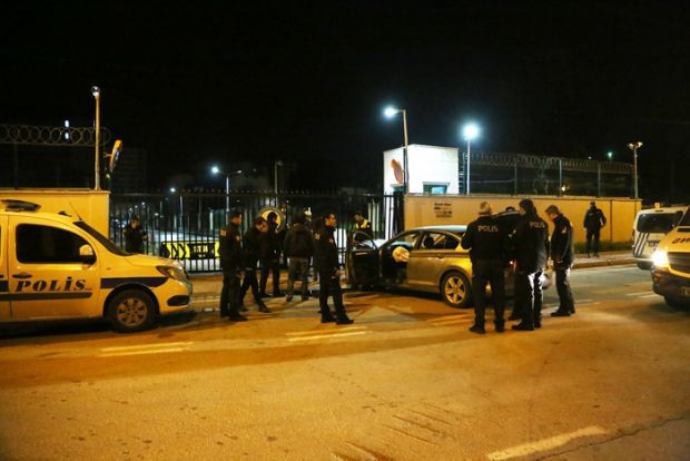 Adana'da polisten kaçarken emniyetin nizamiye kapısına çarptılar - Resim: 0