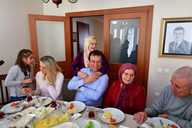 Ekrem İmamoğlu vaatlerine bakın!: 2 bin lira maaş su - ekmek bedava ve... - Resim: 0