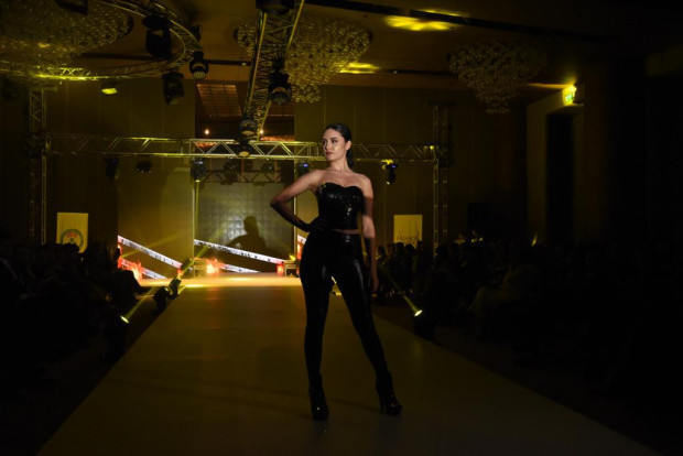 Down Semdromlular gecesinde cam gelinlik sükse yarattı - Resim: 1