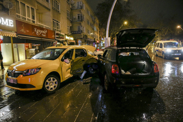 Ankara'da alkollü sürücü ortalığı birbirine kattı - Resim: 1