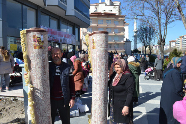 Aksaray'da halıda yüzde 70 indirim izdihamı birbirlerini ezdiler - Resim: 0
