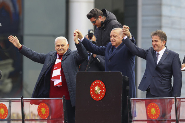 Cumhurbaşkanı ve AK Parti Genel Başkanı Recep Tayyip Erdoğan (ortada), Maltepe'de düzenlenen mitinge, AK Parti İstanbul Büyükşehir Belediye Başkan Adayı Binali Yıldırım (solda) ve Cumhur İttifakı Maltepe Belediye Başkan Adayı Ahmet Baykan (sağda) ile katılarak vatandaşları selamlad