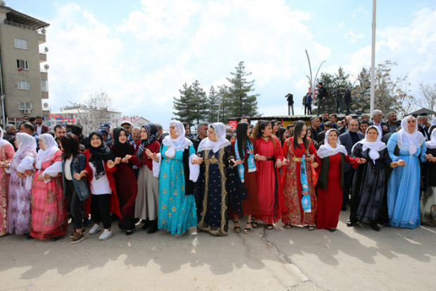 AK Partililer Şırnak'taki zaferi halaylarla kutluyor - Resim: 2