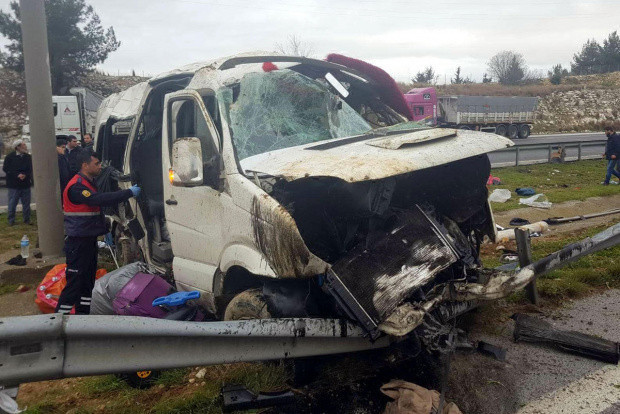 Mersin'de Suriyeli işçileri taşıyan minibüs takla attı! Ölü ve yaralılar var - Resim: 0